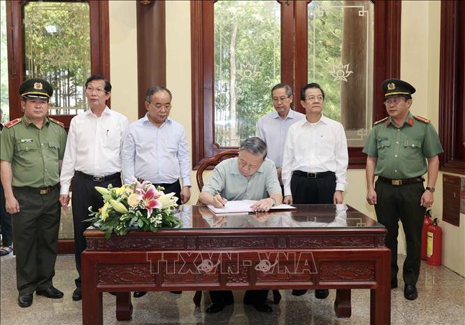 Chủ tịch nước Tô Lâm viết lưu bút tại Khu lưu niệm Chủ tịch Tôn Đức Thắng. Ảnh: Nhan Sáng/TTXVN. Chủ tịch nước Tô Lâm viết lưu bút tại Khu lưu niệm Chủ tịch Tôn Đức Thắng. Ảnh: Nhan Sáng/TTXVN.