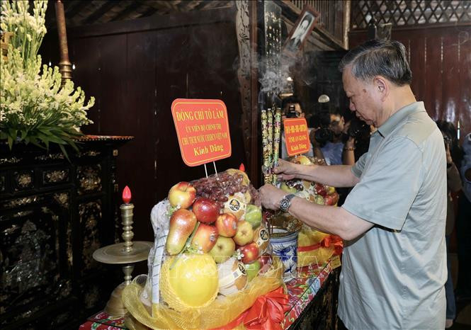 Chủ tịch nước Tô Lâm dâng hương tại Di tích Quốc gia đặc biệt Khu lưu niệm Chủ tịch Tôn Đức Thắng. Ảnh: Nhan Sáng/TTXVN. Chủ tịch nước Tô Lâm dâng hương tại Di tích Quốc gia đặc biệt Khu lưu niệm Chủ tịch Tôn Đức Thắng. Ảnh: Nhan Sáng/TTXVN.