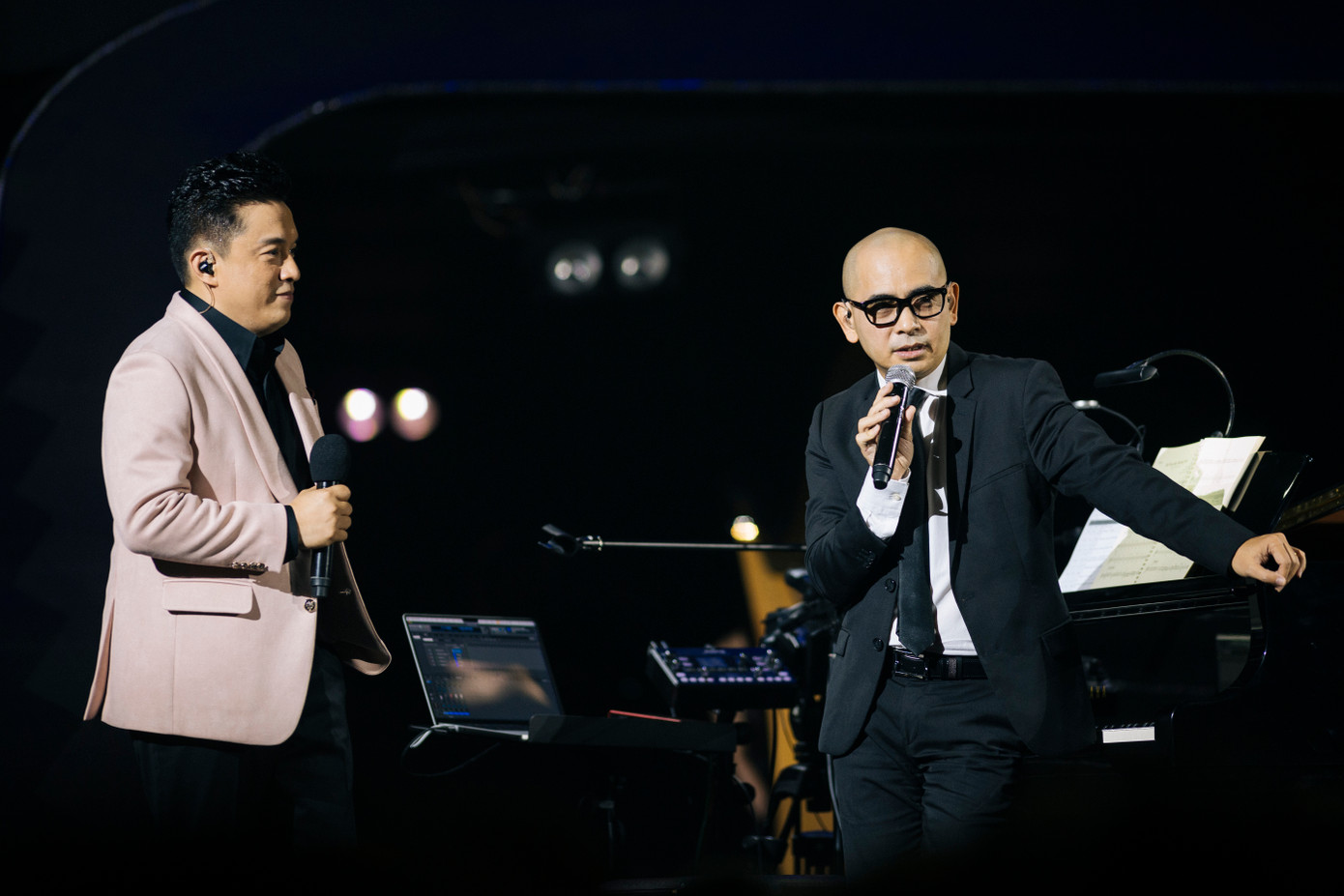 Lam Trường được ban tổ chức live concert Có đôi lần giữ kín đến phút chót. Khoảnh khắc anh Hai bước ra sân khấu với bản hit của Đức Trí khiến 4.000 khán giả ở Nhà thi đấu không ngừng vỗ tay, reo hò. Trước khi biểu diễn, Đức Trí lần đầu chia sẻ nguồn cảm hứng để anh sáng tác ca khúc Katy Katygắn liền tên tuổi Lam Trường. Đây cũng là lần đầu Đức Trí tiết lộ nguyên mẫu cô gái &quot; em đẹp nhất khi em cười&quot; như lời bài hát.