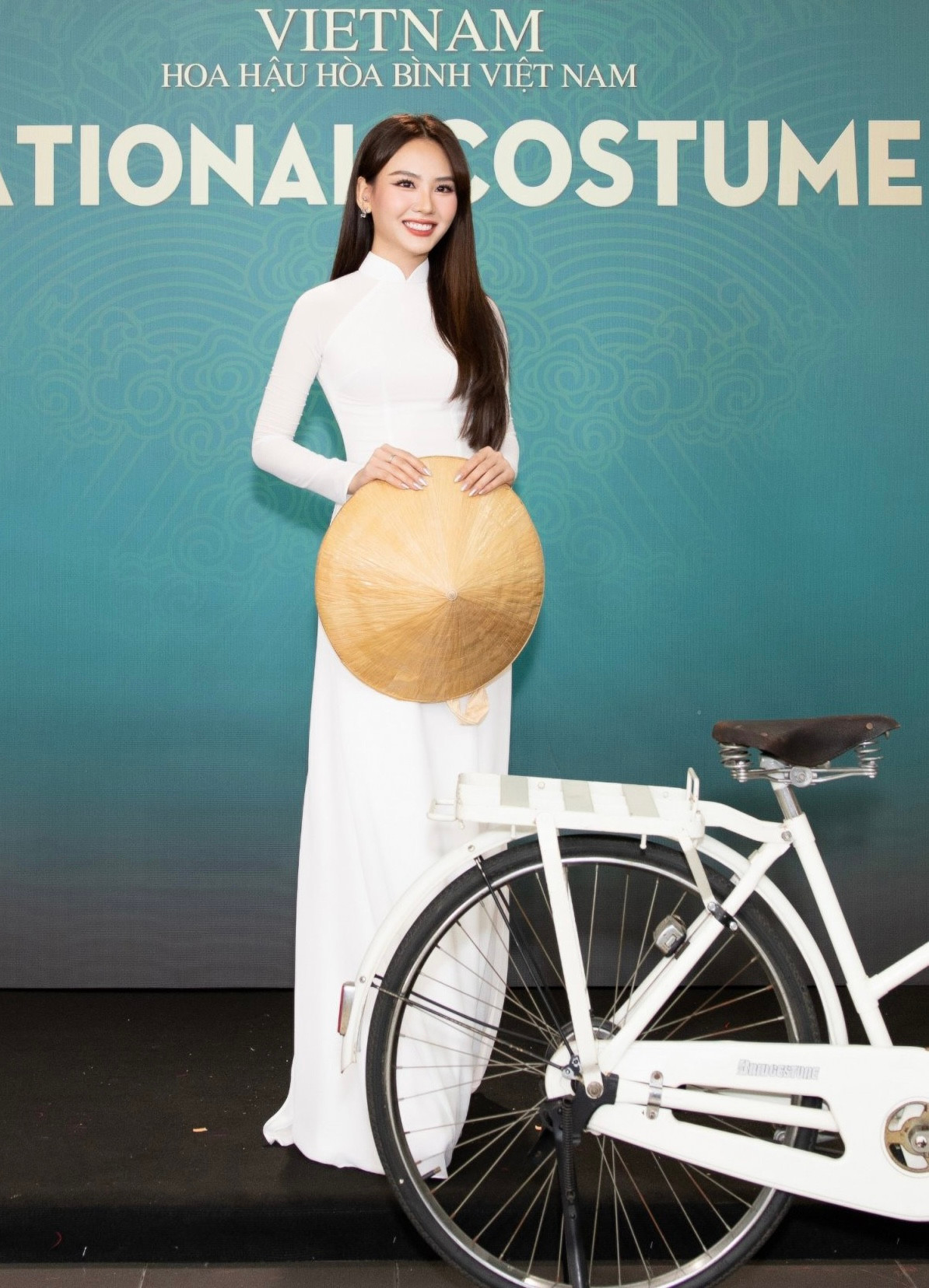 Miss World Vietnam 2022 Huỳnh Nguyễn Mai Phương tạo điểm nhấn khi mang xe đạp, nón lá và áo dài trắng lên thảm đỏ. Trang phục của người đẹp làm khán giả nhớ lại khoảnh khắc cô vào Top 5, đạt thành tích Người đẹp Nhân ái tại Hoa hậu Việt Nam 2020.