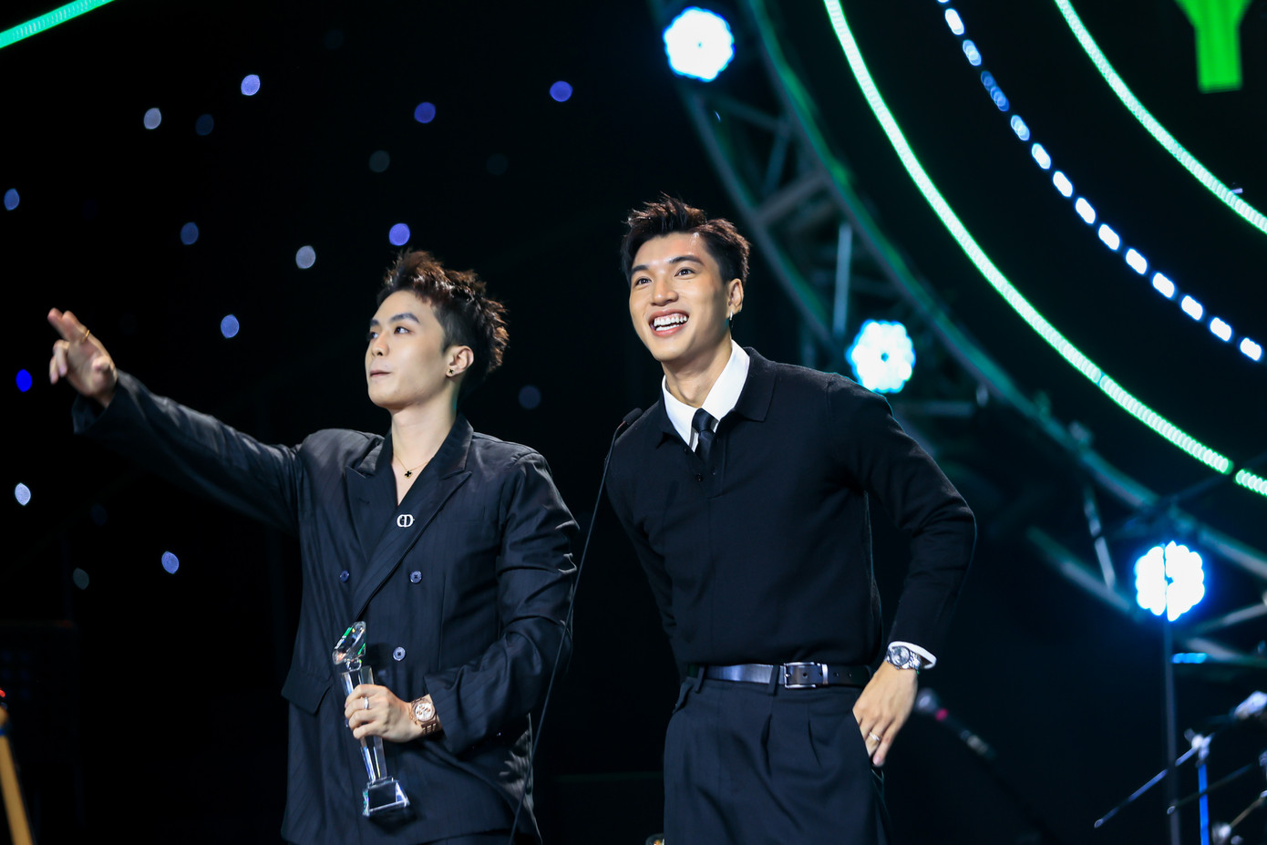 Cùng chiến thắng ở hạng mục Top 10 Ca khúc được yêu thích nhất còn có À Lôi (Double2T, producer Masew), Ngủ một mình (HIEUTHUHAI ft Negav), Lệ lưu ly (Vũ Phụng Tiên, DT Tập Rap, producer Drum7), Mưa tháng sáu (nhạc sĩ Hứa Kim Tuyền, ca sĩ Văn Mai Hương ft Grey D, Trung Quân), Nấu ăn cho em (Đen ft Pia Linh) và Thị Mầu (sáng tác Nguyễn Hoàng Phong, ca sĩ Hòa Minzy). Tại phần nhận giải, rapper Đen phát biểu hài hước: “Mình làm xong một bài nhạc là thấy chán, vậy sao khán giả nghe mãi mà vẫn thấy hay?”.