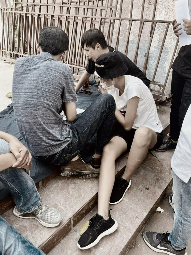 Lê Hoàng Phương cùng đồng nghiệp nam tại công trường. Lê Hoàng Phương cùng đồng nghiệp nam tại công trường.