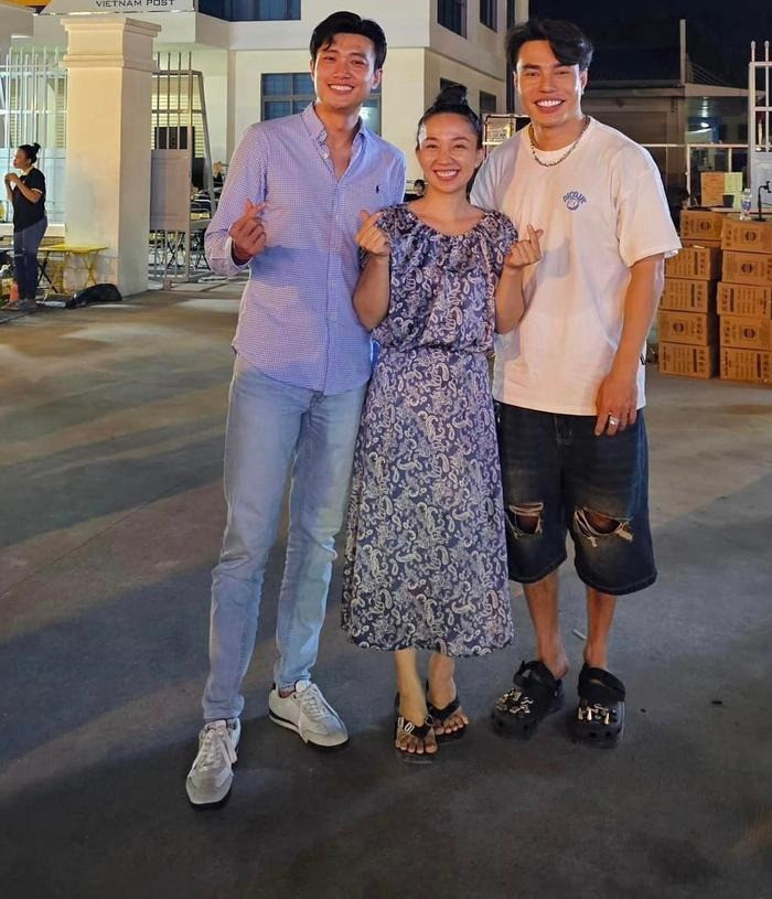 Lê Dương Bảo Lâm và vợ thường vướng tranh cãi do livestream cập nhật mọi thứ trong cuộc sống. Lê Dương Bảo Lâm và vợ thường vướng tranh cãi do livestream cập nhật mọi thứ trong cuộc sống.