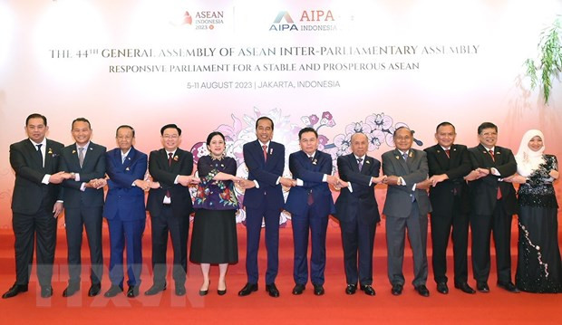 Chủ tịch Quốc hội Vương Đình Huệ và Tổng thống Indonesia Joko Widodo, Chủ tịch Hạ viện Indonesia, Chủ tịch AIPA 2023 Puan Maharani cùng đại biểu chụp ảnh lưu niệm. (Ảnh: Doãn Tấn/TTXVN).