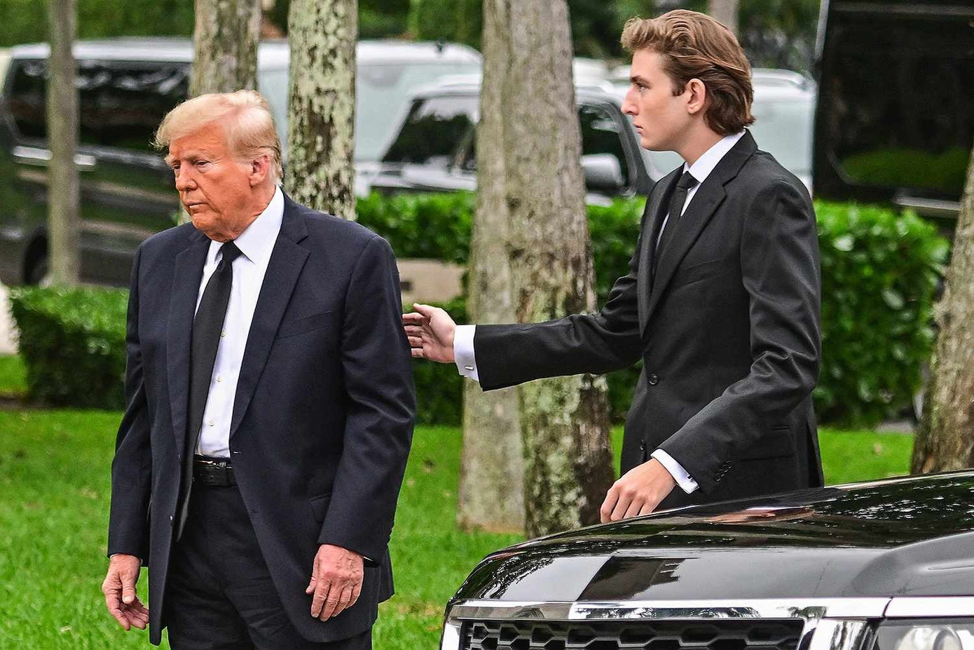 Barron Trump bắt đầu bị mang ra công kích vì &quot;đã đủ 18 tuổi&quot;.