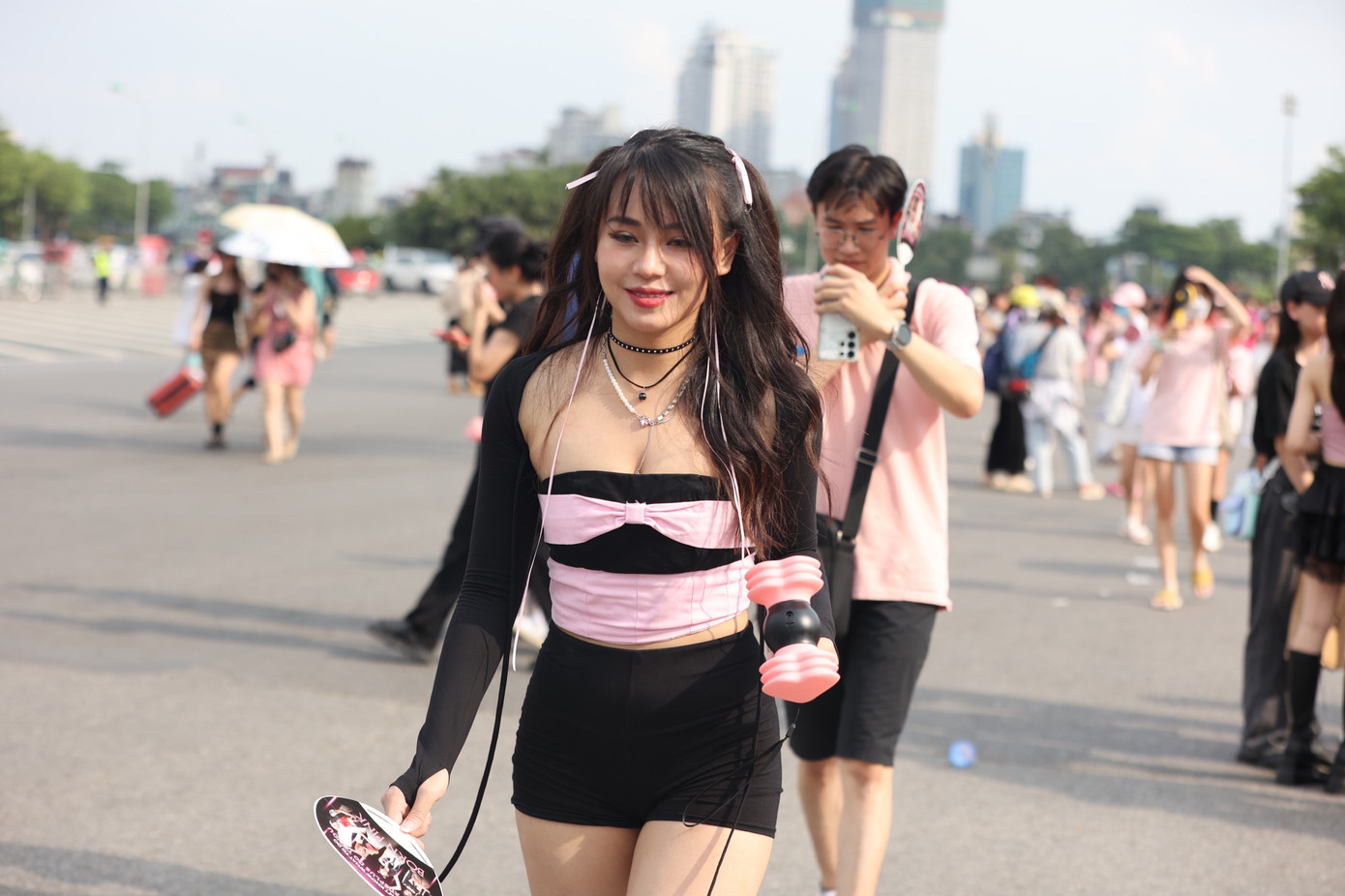 Hội chị em lên đồ xem show BlackPink ngày 29/7. Ảnh: Trọng Tài.