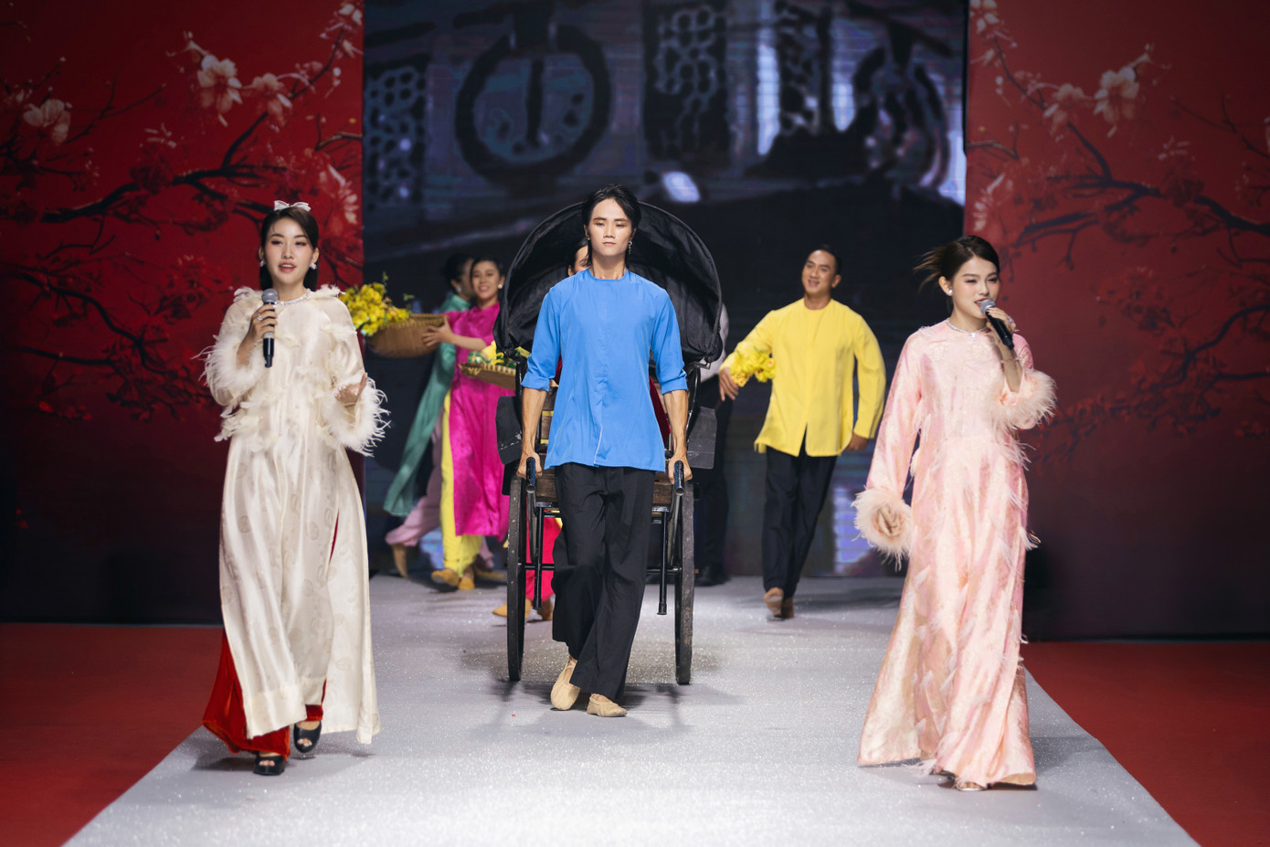 Ban tổ chức tái hiện không khí Tết đặc trưng ba miền Bắc, Trung và Nam. Chương trình lồng ghép áo bà ba, áo dài truyền thống, áo dài cách tân... thể hiện sự kế thừa và sáng tạo trong dòng chảy thời trang.