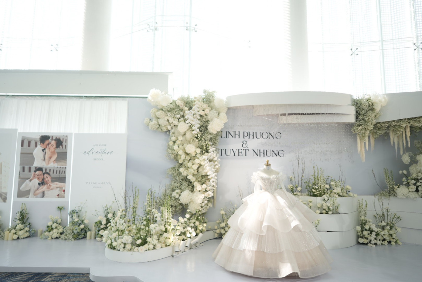 Không gian tiệc cưới trang trí bằng nhiều hoa tươi, tông trắng sang trọng. Bên cạnh là ảnh lưu giữ khoảnh khắc của cô dâu và chú rể. Không gian tiệc cưới trang trí bằng nhiều hoa tươi, tông trắng sang trọng. Bên cạnh là ảnh lưu giữ khoảnh khắc của cô dâu và chú rể.