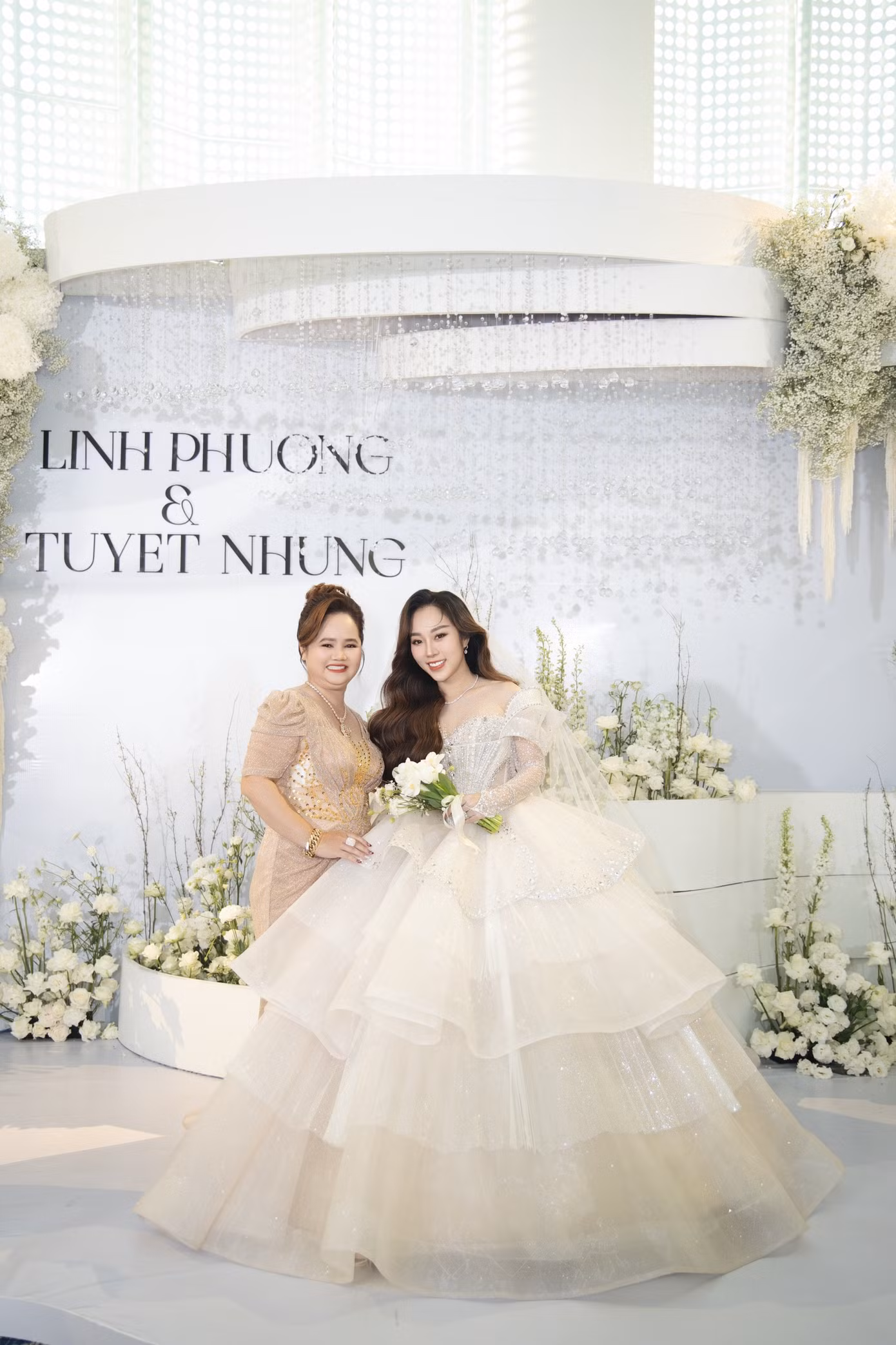 Mẹ của Tuyết Nhung cười tươi chúc phúc con gái. Tại đám hỏi, mẹ vợ của TiTi gây chú ý khi tặng vợ chồng son hai cuốn sổ đỏ, xấp tiền mặt vài trăm triệu đồng. Mẹ vợ nói tặng TiTi và vợ của hồi môn đắt đỏ để con có vốn làm ăn.