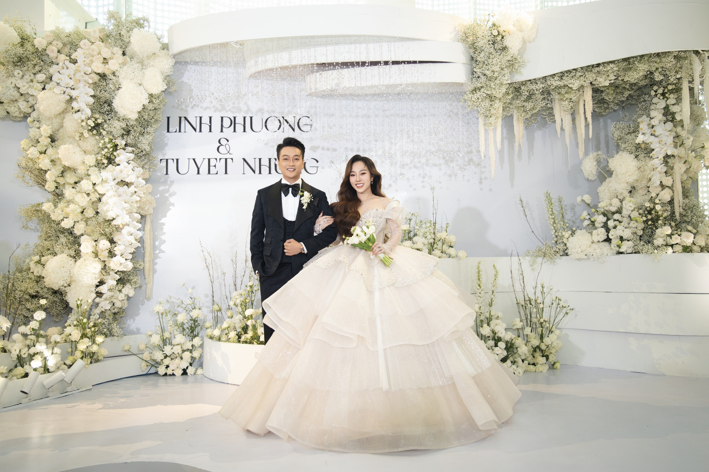 Cô dâu Tuyết Nhung và chú rể Linh Phương trước khi bước vào tiệc chính. Cô dâu Tuyết Nhung và chú rể Linh Phương trước khi bước vào tiệc chính.