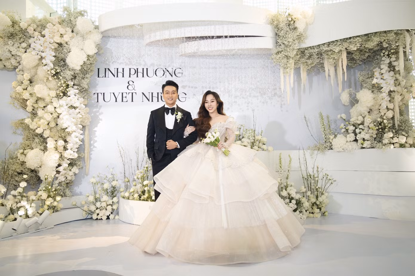 Cô dâu Tuyết Nhung và chú rể Linh Phương trước khi bước vào tiệc chính.