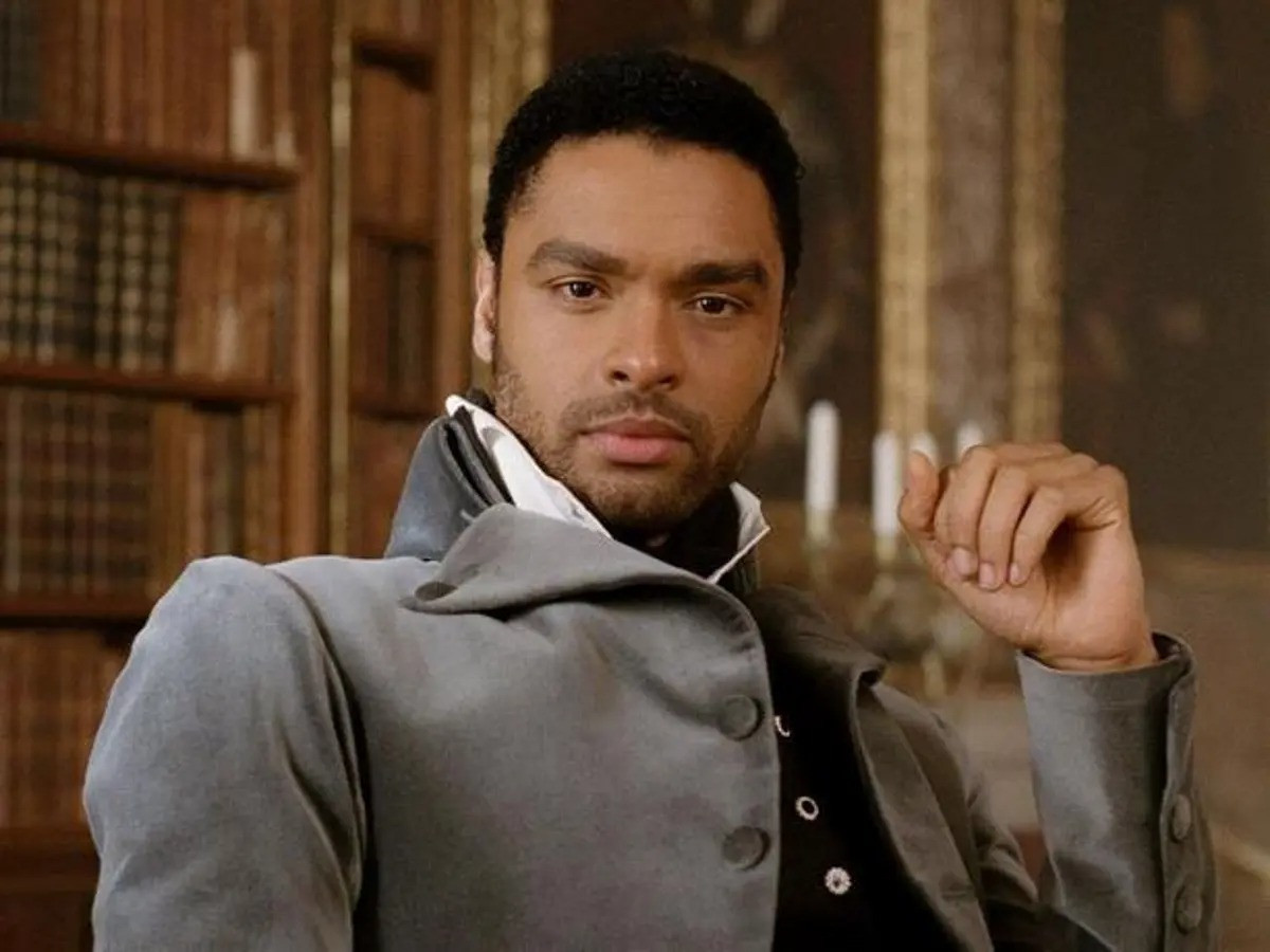 Theo Insider, Regé-Jean Page vừa soán ngôi Robert Pattinson để giành danh hiệu người đàn ông có gương mặt đạt tỷ lệ vàng, đẹp trai nhất thế giới. Kết quả được đưa ra bởi bác sĩ phẫu thuật thẩm mỹ Julian De Silva - đến từ viện thẩm mỹ Advanced Facial Cosmetic And Plastic Surgery uy tín ở London, Anh.