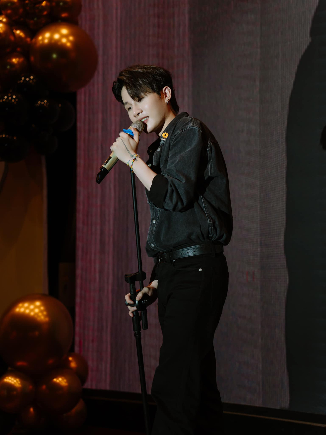 Jack bị gọi tên trong vụ mua bán lightstick của công ty. Jack bị gọi tên trong vụ mua bán lightstick của công ty.