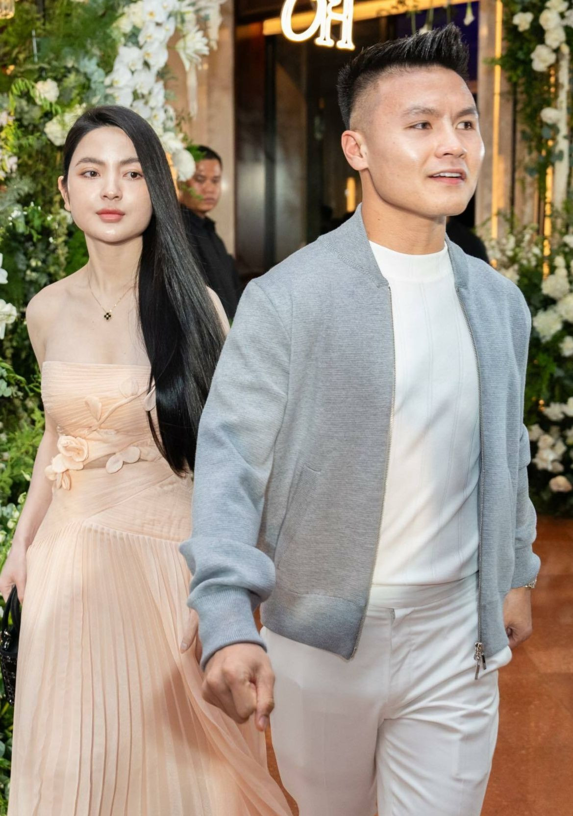 Huấn luyện viên Park Hang Seo và Quang Hải tại đám cưới Văn Hậu.