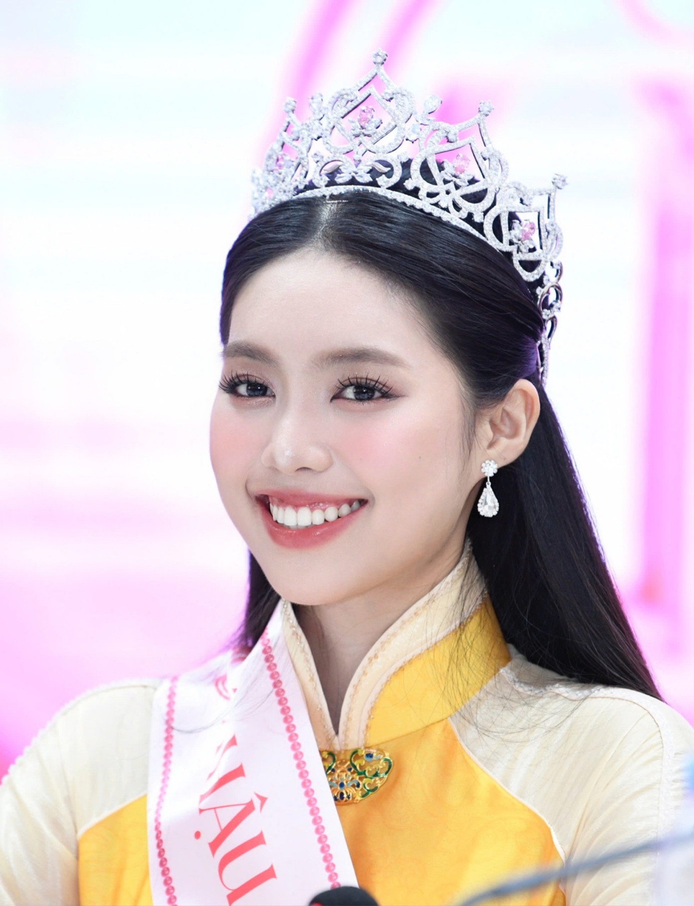 Với biệt danh &quot;thiếu úy quân nhân đầu tiên thi hoa hậu&quot;, Châu Anh được nhiều phóng viên quan tâm việc cô phát huy tính kỷ luật thế nào trong nhiệm kỳ sắp tới.