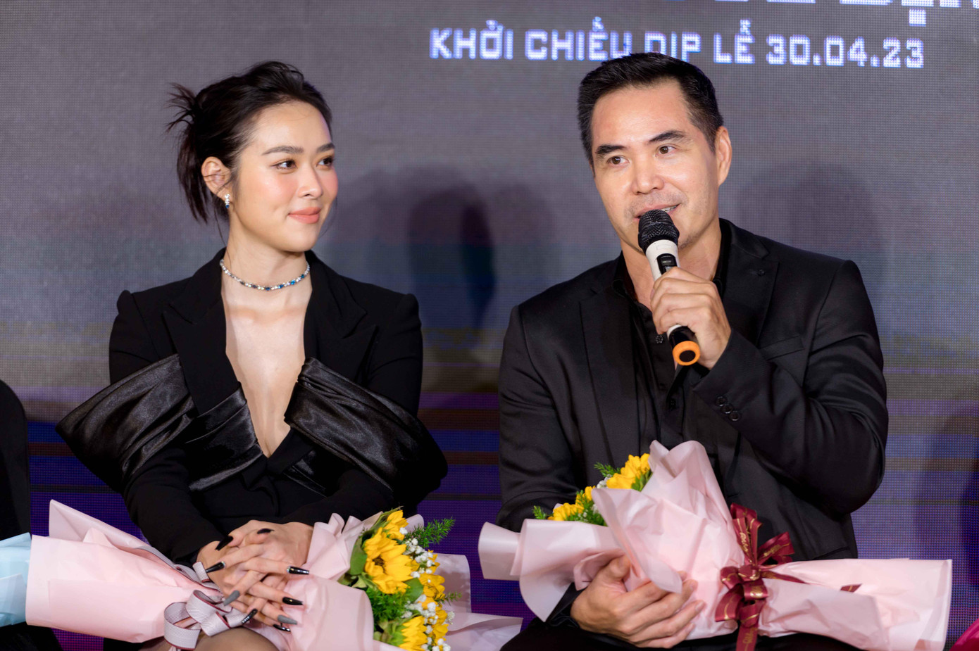 Dàn diễn viên có mặt tại buổi họp báo ra mắt phim Lật mặt 6. Ảnh: NSX.