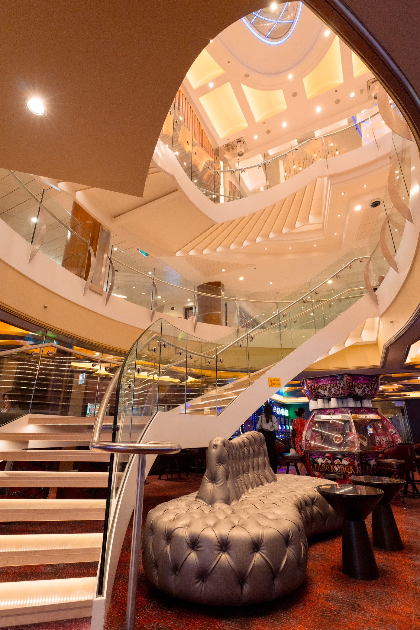 Bên trên siêu du thuyền lớn nhất châu Á cập bến Việt Nam.