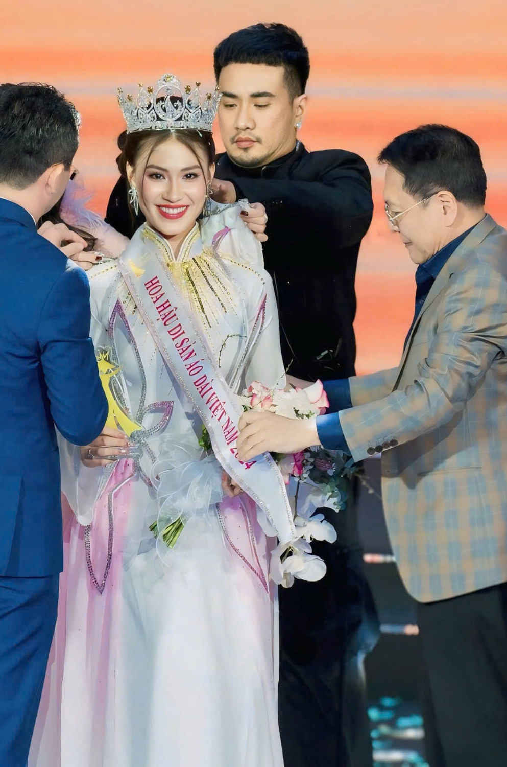 Khoảnh khắc đăng quang của Hoa hậu Hoàng Châu Anh. Khoảnh khắc đăng quang của Hoa hậu Hoàng Châu Anh.