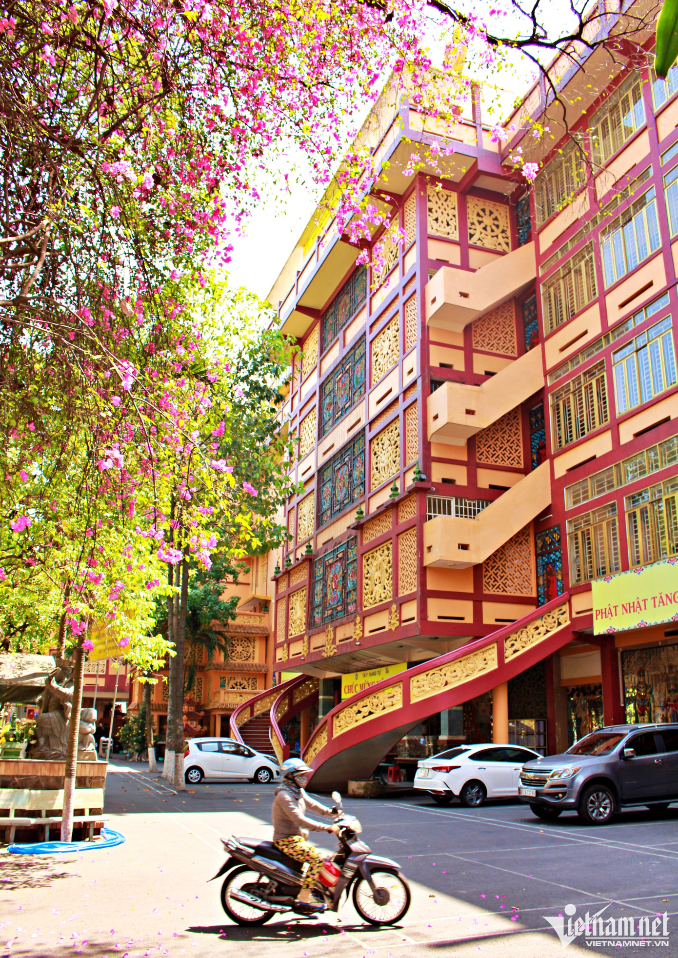 Sau lần đại trùng tu, ngôi cổ tự có dáng dấp, kiến trúc gần giống một ngôi chùa ở xứ sở Tây Tạng. Sau lần đại trùng tu, ngôi cổ tự có dáng dấp, kiến trúc gần giống một ngôi chùa ở xứ sở Tây Tạng.