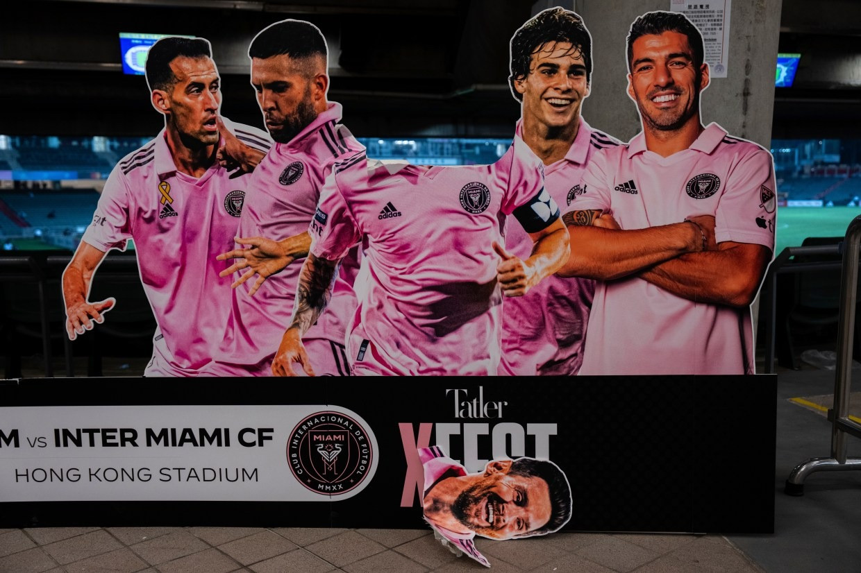 Fan đòi hoàn tiền, xé poster quảng cáo vì sân bóng vắng Messi. Fan đòi hoàn tiền, xé poster quảng cáo vì sân bóng vắng Messi.