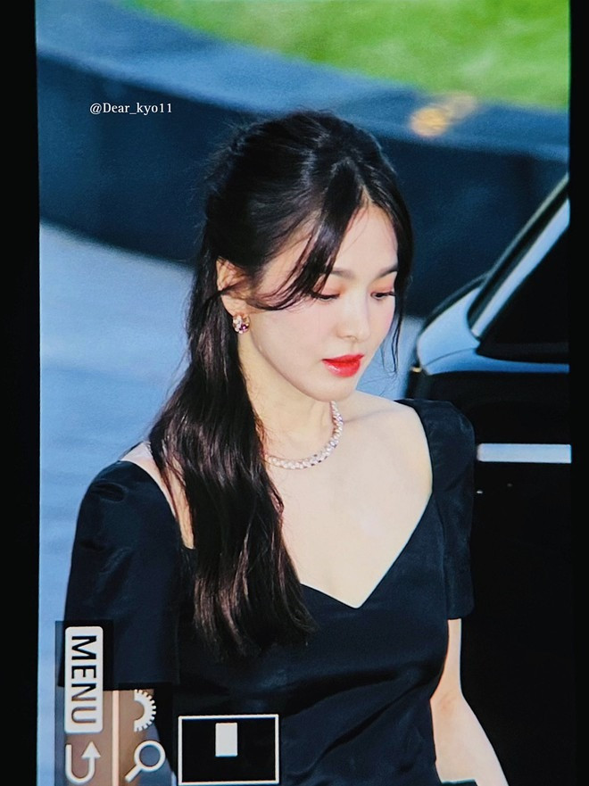 Hình ảnh dự thảm đỏ Rồng Xanh 2023 của Song Hye Kyo lan truyền trên nhiều nền tảng mạng xã hội.