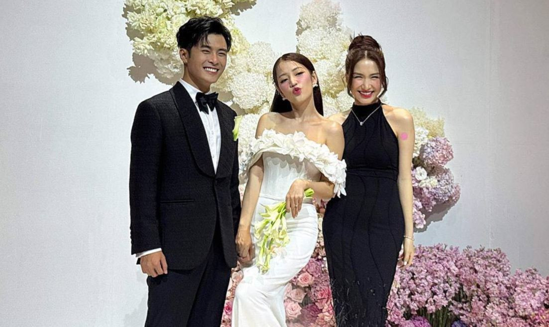 Hòa Minzy thuộc đội hình có mặt từ lễ gia tiên, lễ cưới ở Khánh Hòa cho đến tiệc tại TPHCM trong đám cưới Puka - Gin Tuấn Kiệt. Nữ ca sĩ diện váy đen cổ yếm đơn sắc đến chúc mừng ngày vui của bạn. Trước đó, Hòa Minzy có bức ảnh để đời khi nhảy quá sung trong tiệc ở Khánh Hòa.