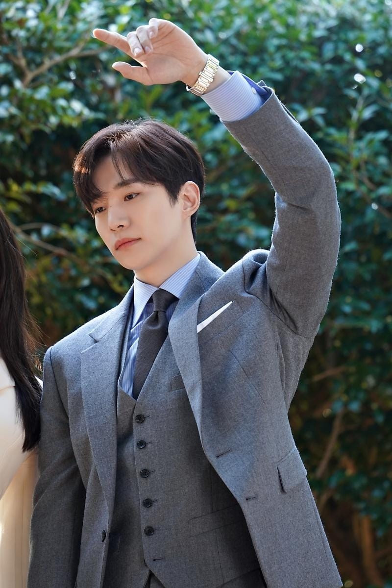 Nhờ hiệu ứng Khách sạn vương giả, Lee Jun Ho đứng thứ 8 trong danh sách chủ đề được quan tâm trong tháng 8 với hơn 350.000 lượt xem mỗi ngày.