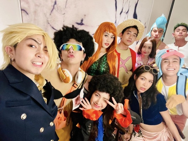 Hội nghệ sĩ dự đám cưới Puka và Gin Tuấn Kiệt hóa trang thành nhân vật trong Once Piece với phong cách hài hước.