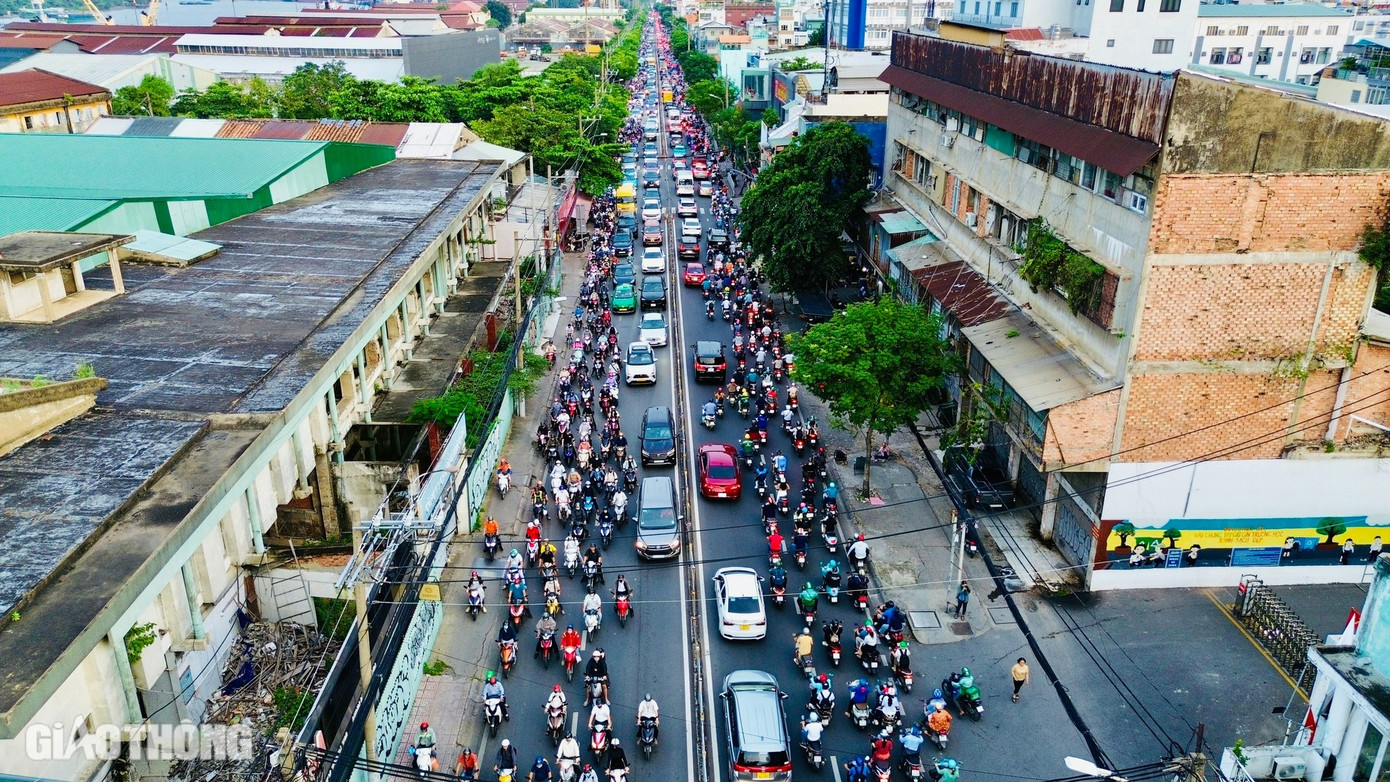 Đường Nguyễn Tất Thành là tuyến giao thông huyết mạch nối trung tâm TP.HCM với quận 7 và quận 4. Mặc dù chiều dài chưa đầy 3km, đây lại là cung đường thường xuyên xảy ra tình trạng ùn tắc nghiêm trọng nhất thành phố. Đường Nguyễn Tất Thành là tuyến giao thông huyết mạch nối trung tâm TP.HCM với quận 7 và quận 4. Mặc dù chiều dài chưa đầy 3km, đây lại là cung đường thường xuyên xảy ra tình trạng ùn tắc nghiêm trọng nhất thành phố.