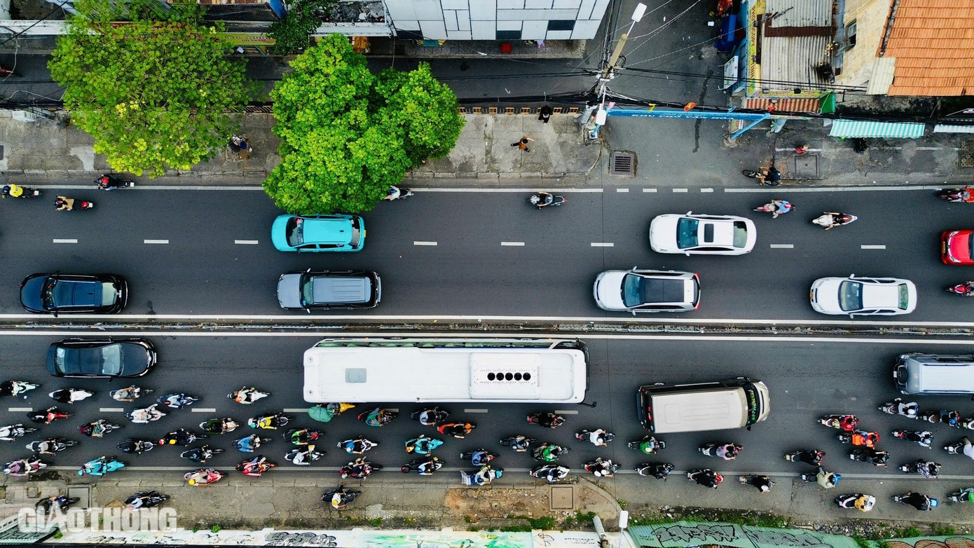 “Đều đặn mỗi ngày hai lượt kẹt xe, riết cũng quen luôn. Đường nhỏ, xe lại đông, xe buýt, xe ô tô chạy chiếm hết làn xe máy nên đã kẹt càng thêm kẹt. Có nhiều lần vượt qua được đoạn đường ngắn này mà mất cả tiếng đồng hồ, chán nản hết sức”, anh Minh Tâm (35 tuổi, ngụ quận 7) ngán ngẩm chia sẻ. “Đều đặn mỗi ngày hai lượt kẹt xe, riết cũng quen luôn. Đường nhỏ, xe lại đông, xe buýt, xe ô tô chạy chiếm hết làn xe máy nên đã kẹt càng thêm kẹt. Có nhiều lần vượt qua được đoạn đường ngắn này mà mất cả tiếng đồng hồ, chán nản hết sức”, anh Minh Tâm (35 tuổi, ngụ quận 7) ngán ngẩm chia sẻ.
