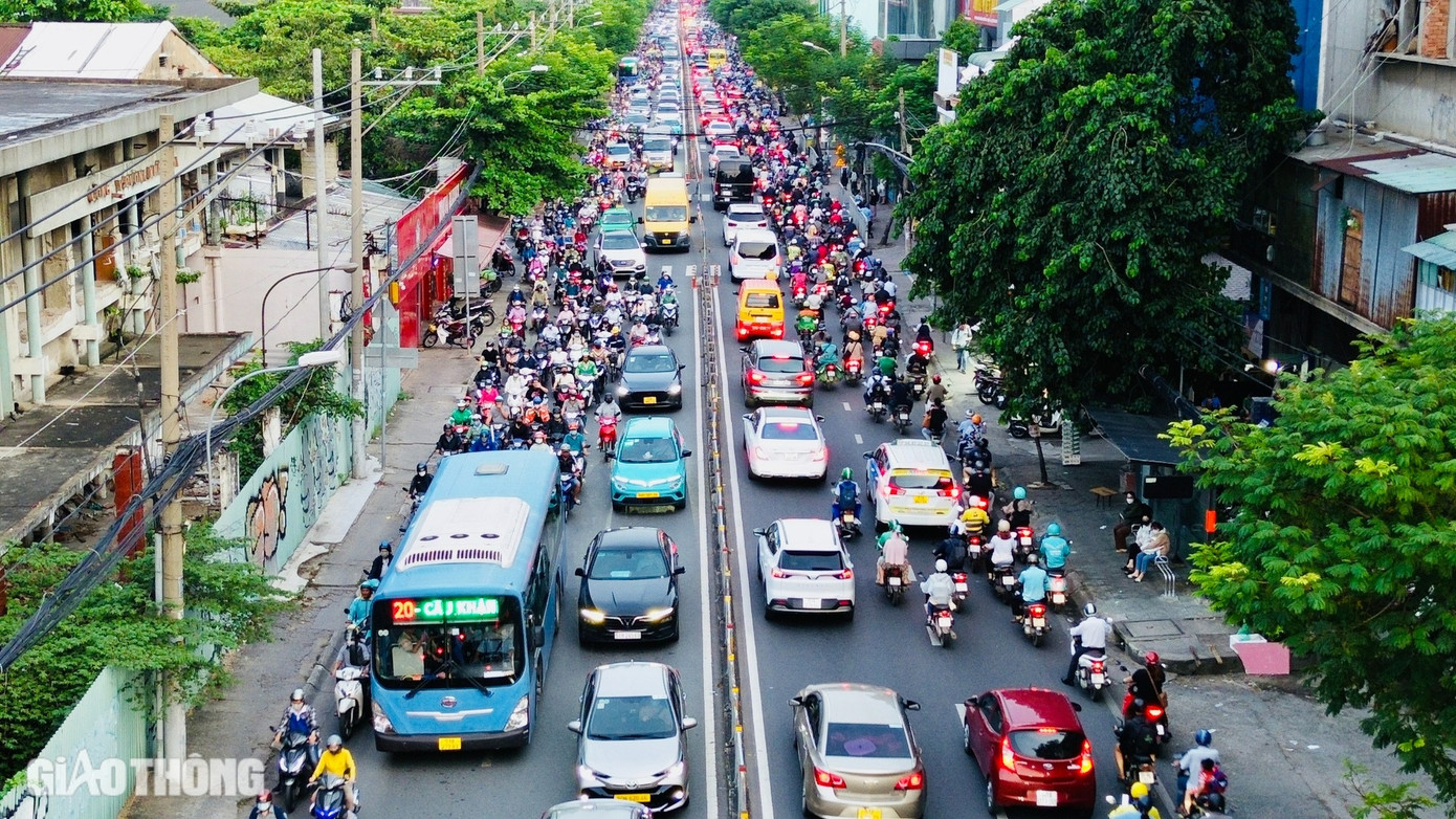 Với lưu lượng xe cộ dày đặc nhưng hạ tầng chưa đáp ứng kịp, tuyến đường này trở thành một trong những “điểm nóng” giao thông hàng đầu ở TP.HCM. (Trong ảnh, hai chiều đường hiện hữu với bốn làn xe luôn trong tình trạng đông đúc xe cộ. Xe buýt, ô tô, xe máy thường xuyên phải chen chúc nhau). Với lưu lượng xe cộ dày đặc nhưng hạ tầng chưa đáp ứng kịp, tuyến đường này trở thành một trong những “điểm nóng” giao thông hàng đầu ở TP.HCM. (Trong ảnh, hai chiều đường hiện hữu với bốn làn xe luôn trong tình trạng đông đúc xe cộ. Xe buýt, ô tô, xe máy thường xuyên phải chen chúc nhau).
