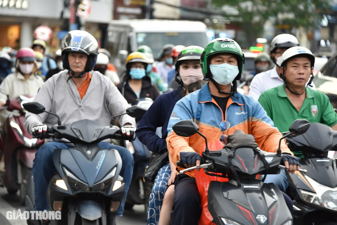 Theo ghi nhận của PV Báo Giao thông, giờ cao điểm kẹt xe trên tuyến đường Nguyễn Tất Thành thường xảy ra vào khoảng từ 17h30 đến 19h, giờ tan tầm, lưu lượng xe cộ tăng. Buổi sáng, khoảng thời gian kẹt xe thường từ 7h đến 8h30, khi người dân đi làm và học sinh đến trường. Theo ghi nhận của PV Báo Giao thông, giờ cao điểm kẹt xe trên tuyến đường Nguyễn Tất Thành thường xảy ra vào khoảng từ 17h30 đến 19h, giờ tan tầm, lưu lượng xe cộ tăng. Buổi sáng, khoảng thời gian kẹt xe thường từ 7h đến 8h30, khi người dân đi làm và học sinh đến trường.