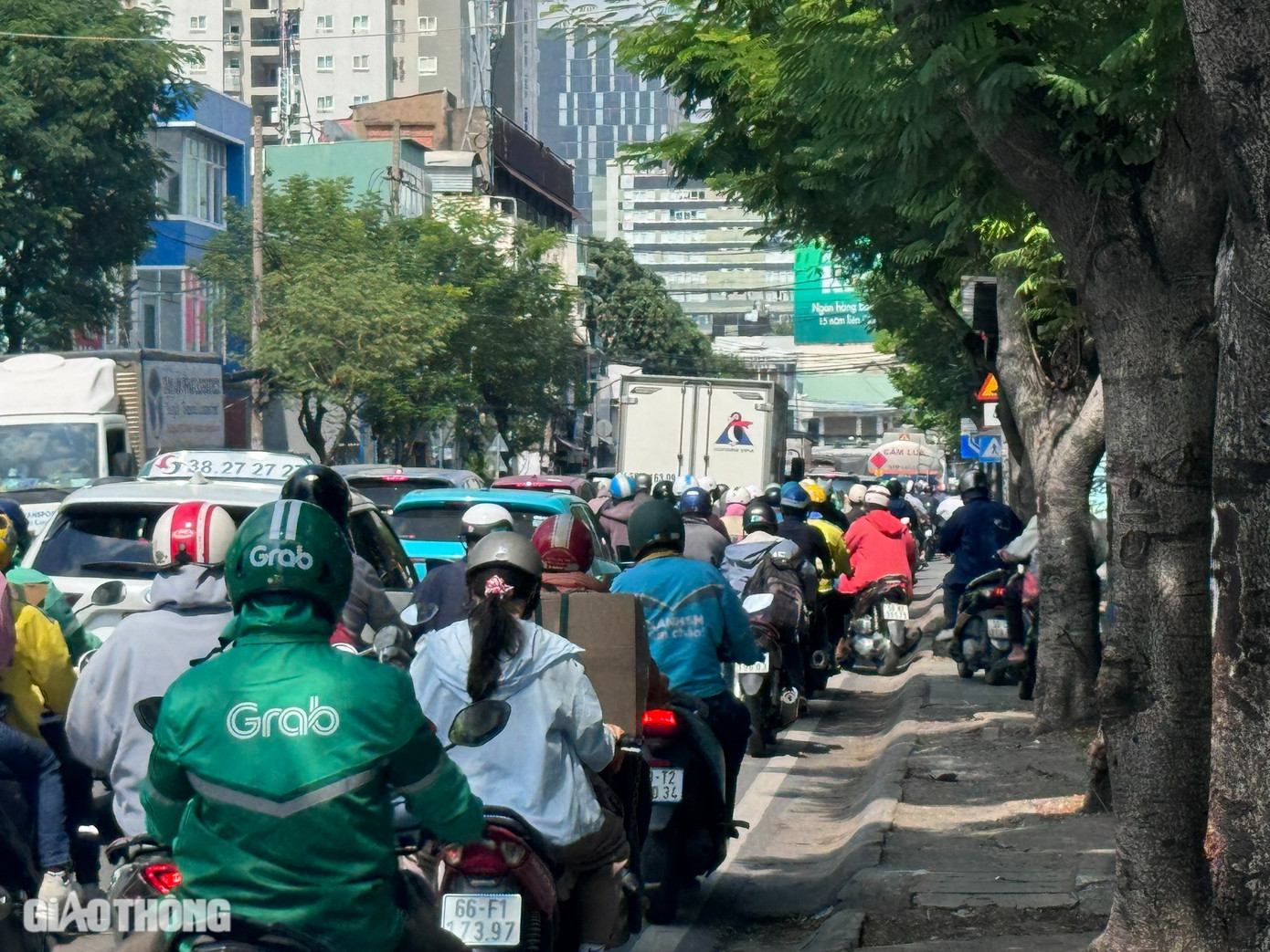 Do đó, tuyến đường luôn luôn có dòng xe chật như nêm, ken đặc cả hai chiều, người dân cố gắng nhích từng chút một. Những hôm trời mưa hoặc triều cường dâng thì càng chật vật, khó khăn hơn. Đây chính là nỗi ám ảnh mỗi khi đi qua đường Nguyễn Tất Thành. Do đó, tuyến đường luôn luôn có dòng xe chật như nêm, ken đặc cả hai chiều, người dân cố gắng nhích từng chút một. Những hôm trời mưa hoặc triều cường dâng thì càng chật vật, khó khăn hơn. Đây chính là nỗi ám ảnh mỗi khi đi qua đường Nguyễn Tất Thành.