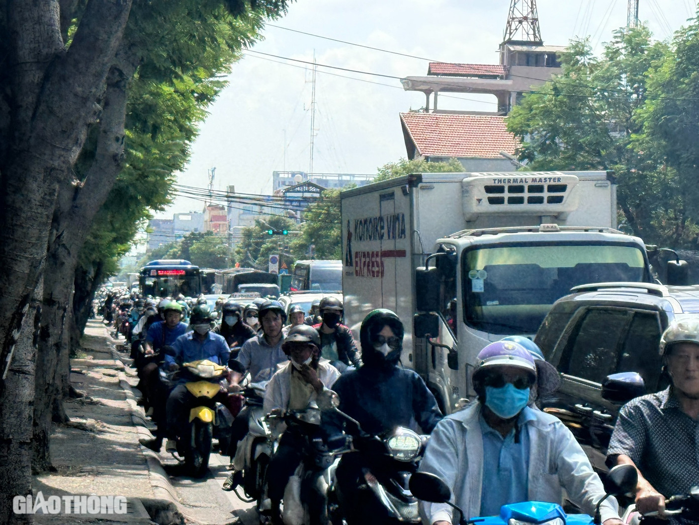 Không chỉ vào giờ cao điểm mà ngay cả những khung giờ bình thường, người dân vẫn luôn phải chịu cảnh chen chúc, mệt mỏi khi lưu thông qua đường Nguyễn Tất Thành. Tình trạng ùn tắc kéo dài khiến việc di chuyển trên cung đường này trở thành một thử thách hằng ngày. Không chỉ vào giờ cao điểm mà ngay cả những khung giờ bình thường, người dân vẫn luôn phải chịu cảnh chen chúc, mệt mỏi khi lưu thông qua đường Nguyễn Tất Thành. Tình trạng ùn tắc kéo dài khiến việc di chuyển trên cung đường này trở thành một thử thách hằng ngày.