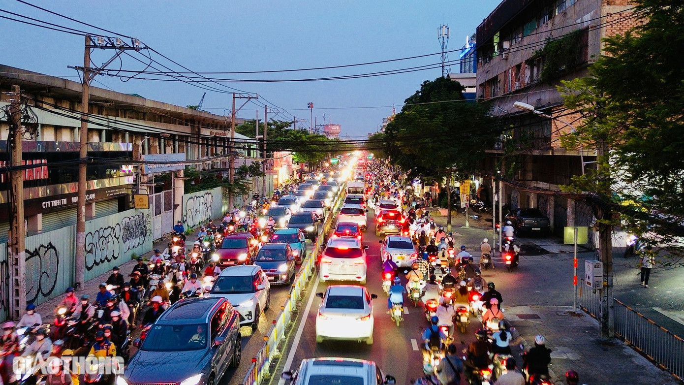 Ông Nguyễn Kiên Giang, Phó trưởng Phòng Quản lý khai thác hạ tầng giao thông đường bộ, Sở GTVT cho biết, đường Nguyễn Tất Thành hiện là điểm tắc lớn nhất thành phố, với lưu lượng giao thông vượt khả năng phục vụ đến 140%. Trong 9 tháng đầu năm 2024, tuyến đường này đã xảy ra 811 lần ùn tắc, dẫn đầu danh sách các điểm nóng về giao thông của TP.HCM. Ông Nguyễn Kiên Giang, Phó trưởng Phòng Quản lý khai thác hạ tầng giao thông đường bộ, Sở GTVT cho biết, đường Nguyễn Tất Thành hiện là điểm tắc lớn nhất thành phố, với lưu lượng giao thông vượt khả năng phục vụ đến 140%. Trong 9 tháng đầu năm 2024, tuyến đường này đã xảy ra 811 lần ùn tắc, dẫn đầu danh sách các điểm nóng về giao thông của TP.HCM.