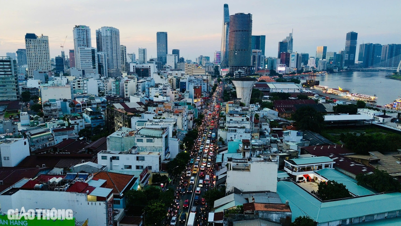 Bên cạnh đó, các cơ quan chức năng thường xuyên phối hợp với lực lượng CSGT để kịp thời xử lý sự cố, giảm thiểu tối đa tình trạng ùn tắc kéo dài. Về giải pháp lâu dài, Sở GTVT TP.HCM dự kiến sẽ tổ chức giao thông một chiều qua cầu Tân Thuận 2 theo hướng từ quận 4 sang quận 7 ngay sau khi Cảng Sài Gòn di dời. Bên cạnh đó, các cơ quan chức năng thường xuyên phối hợp với lực lượng CSGT để kịp thời xử lý sự cố, giảm thiểu tối đa tình trạng ùn tắc kéo dài. Về giải pháp lâu dài, Sở GTVT TP.HCM dự kiến sẽ tổ chức giao thông một chiều qua cầu Tân Thuận 2 theo hướng từ quận 4 sang quận 7 ngay sau khi Cảng Sài Gòn di dời.