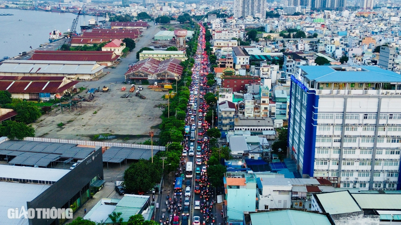 Thế nhưng, từ nay đến năm 2030, đường Nguyễn Tất Thành vẫn chưa được đưa vào danh sách các dự án ưu tiên mở rộng của thành phố. Sở GTVT TP.HCM đã triển khai nhiều biện pháp như đóng một số giao lộ trên tuyến; nghiên cứu điều chỉnh giao thông tại nút giao Nguyễn Tất Thành - Hoàng Diệu; theo dõi và điều chỉnh thời gian đèn tín hiệu tại các điểm chốt, đặc biệt là tại đầu và cuối tuyến... Thế nhưng, từ nay đến năm 2030, đường Nguyễn Tất Thành vẫn chưa được đưa vào danh sách các dự án ưu tiên mở rộng của thành phố. Sở GTVT TP.HCM đã triển khai nhiều biện pháp như đóng một số giao lộ trên tuyến; nghiên cứu điều chỉnh giao thông tại nút giao Nguyễn Tất Thành - Hoàng Diệu; theo dõi và điều chỉnh thời gian đèn tín hiệu tại các điểm chốt, đặc biệt là tại đầu và cuối tuyến...