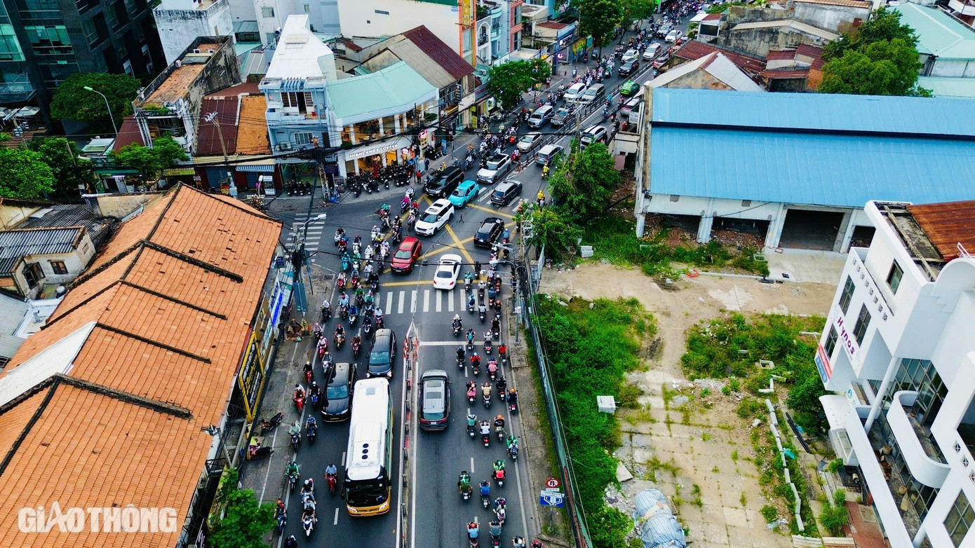 Chị Lan Hương (33 tuổi, ngụ quận 10) ngao ngán: “Giờ nào cũng thấy kẹt xe. Không hiểu sao tuyến đường này quá tải lâu như vậy rồi mà không được mở rộng hay có giải pháp để tránh ùn ứ, ách tắc chứ cứ kéo dài mãi thế này sao mà chịu nổi”. Chị Lan Hương (33 tuổi, ngụ quận 10) ngao ngán: “Giờ nào cũng thấy kẹt xe. Không hiểu sao tuyến đường này quá tải lâu như vậy rồi mà không được mở rộng hay có giải pháp để tránh ùn ứ, ách tắc chứ cứ kéo dài mãi thế này sao mà chịu nổi”.