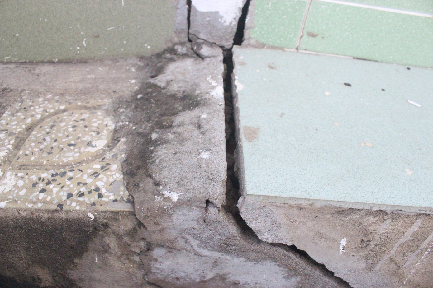 Phía bên ngoài một trong những hầm đi bộ xuống cấp tại nút giao thông Bình Thuận, tường của hầm xuất hiện dày đặc vết nứt, tiềm ẩn nhiều nguy cơ mất an toàn. Ảnh: Chinh Hoàng Phía bên ngoài một trong những hầm đi bộ xuống cấp tại nút giao thông Bình Thuận, tường của hầm xuất hiện dày đặc vết nứt, tiềm ẩn nhiều nguy cơ mất an toàn. Ảnh: Chinh Hoàng