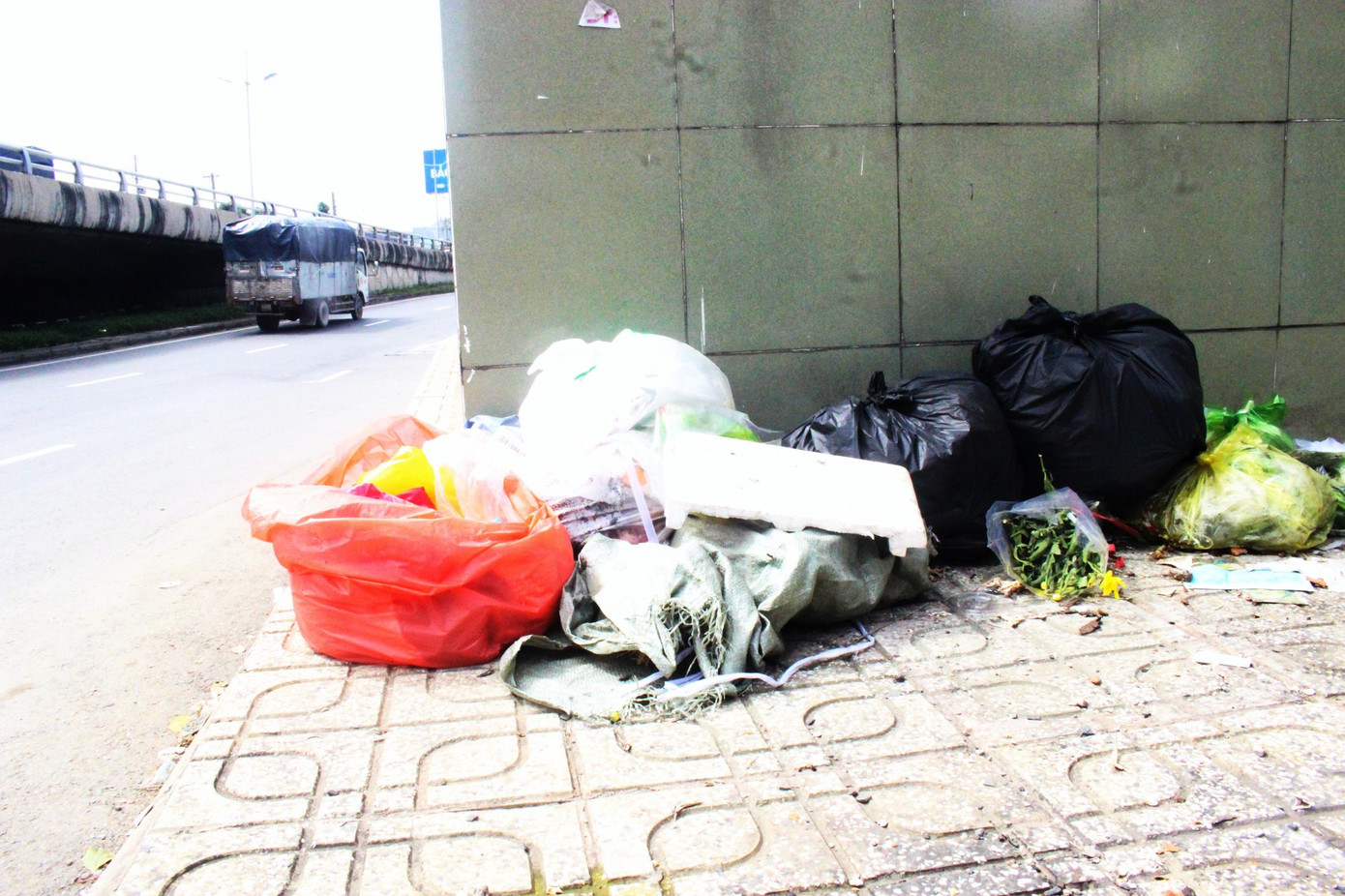 Rác thải bủa vây. Ảnh: Chinh Hoàng Rác thải bủa vây. Ảnh: Chinh Hoàng