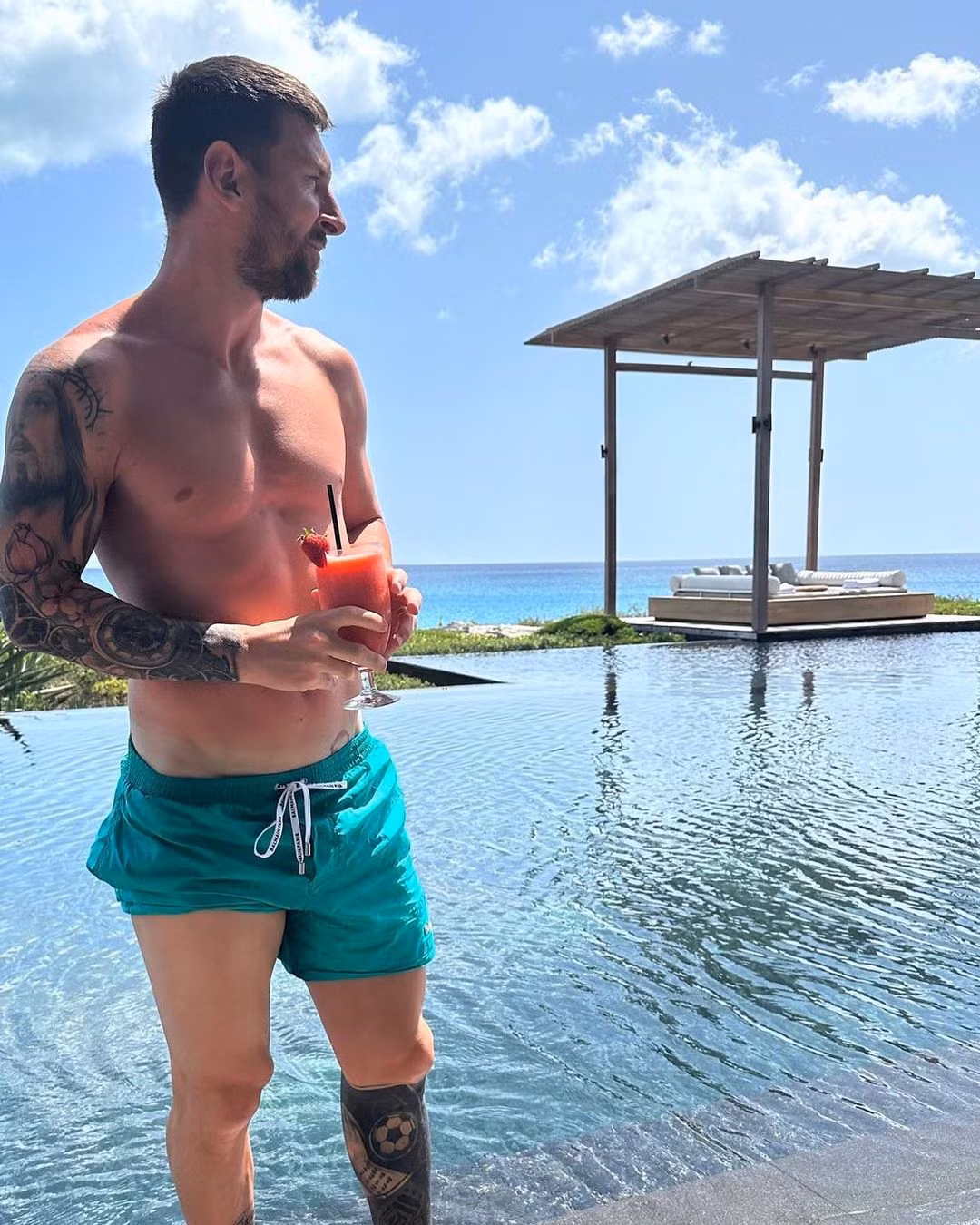 Theo truyền thông phương Tây, Messi ký hợp đồng 1 năm với Inter Miami, kèm điều khoản gia hạn hai năm. Ở tuổi 36, đây có thể là đội bóng cuối trong sự nghiệp của siêu sao bóng đá.