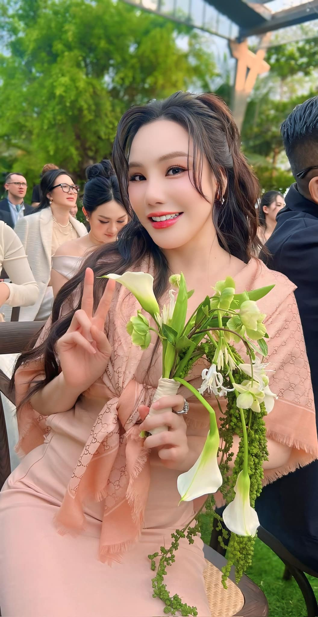 Trên trang cá nhân, Hồ Quỳnh Hương khoe ảnh bắt được hoa của Vũ Cát Tường. Cô chia sẻ &quot;xin vía&quot; thành công từ ca sĩ và bạn gái Bí Đỏ. Dưới phần bình luận, khán giả yêu cầu nữ ca sĩ sớm lên xe hoa.