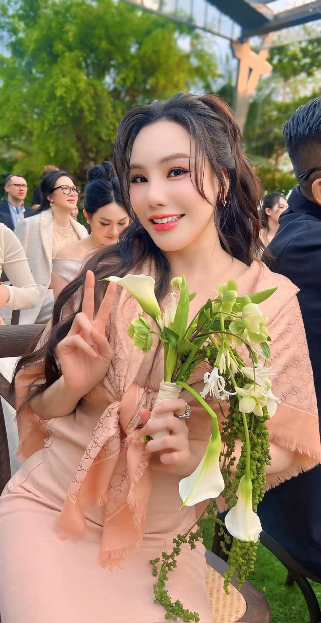 Trên trang cá nhân, Hồ Quỳnh Hương khoe ảnh bắt được hoa của Vũ Cát Tường. Cô chia sẻ "xin vía" thành công từ ca sĩ và bạn gái Bí Đỏ. Dưới phần bình luận, khán giả yêu cầu nữ ca sĩ sớm lên xe hoa.