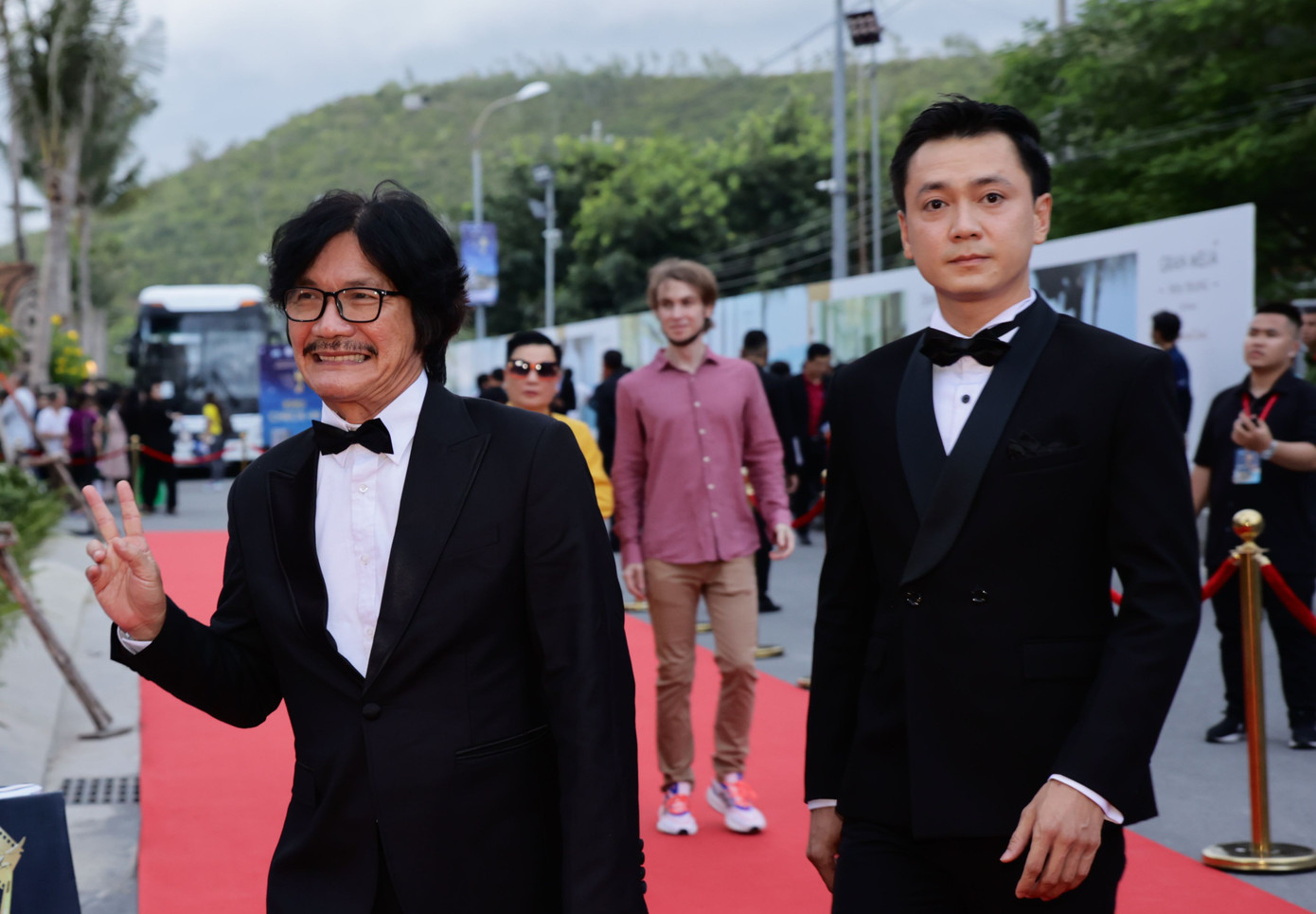 Đạo diễn - NSƯT Công Ninh tương tác với ống kính máy ảnh khi chuẩn bị bước vào thảm đỏ Cánh diều Vàng 2023.