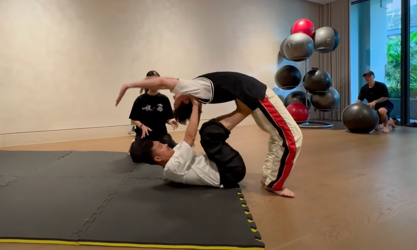 Cảnh múa đương đại của Hồng Sơn bị cắt. Cảnh múa đương đại của Hồng Sơn bị cắt.