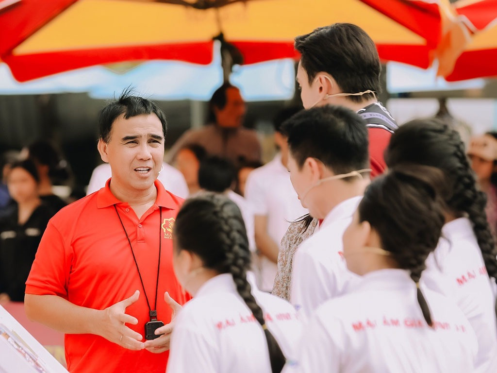 Quyền Linh trong chương trình Mái ấm gia đình Việt.