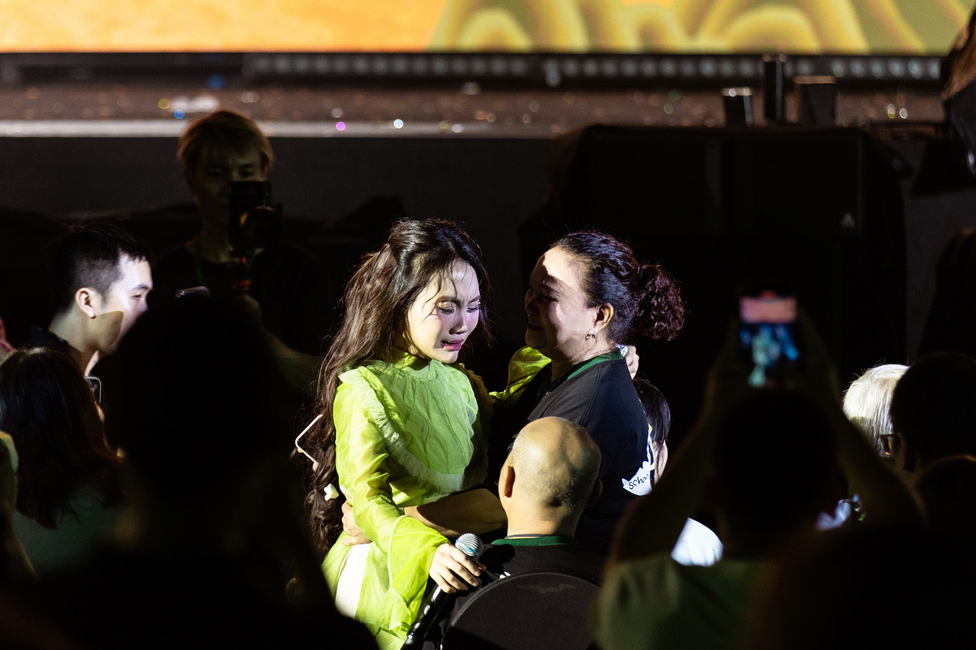 Nữ ca sĩ khóc trước tình cảm của khán giả, người thân và đồng nghiệp giúp cô làm nên cột mộc mới ở tuổi 21.