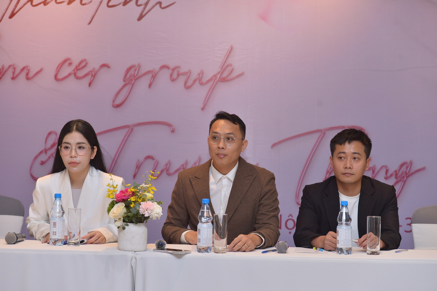 Cú ngã của Quang Linh Vlogs và Hằng Du Mục là lời cảnh tỉnh cho những người có sức ảnh hưởng. Cú ngã của Quang Linh Vlogs và Hằng Du Mục là lời cảnh tỉnh cho những người có sức ảnh hưởng.