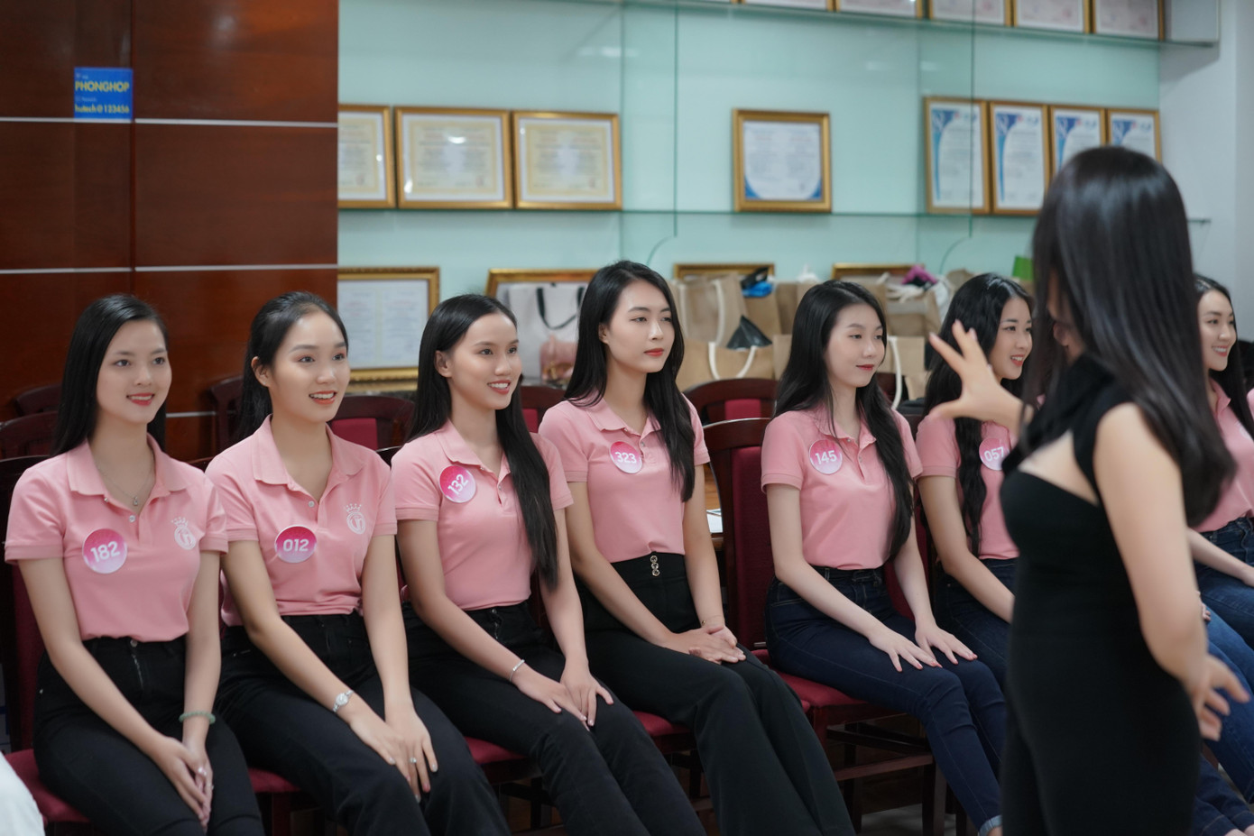 Tại buổi huấn luyện, một số thí sinh cảm giác bỡ ngỡ với ngày đầu được đào tạo cách ngồi, phương pháp thở lấy hơi, cách thu hút sự chú ý trước ống kính. Phần lớn thí sinh tham gia Hoa hậu Việt Nam 2022 đến từ đại học. Họ chưa có kinh nghiệm trình diễn, nói chuyện trước đám đông. Sau các buổi huấn luyện, thí sinh tự tin hơn để tỏa sáng ở đêm chung khảo, chung kết.