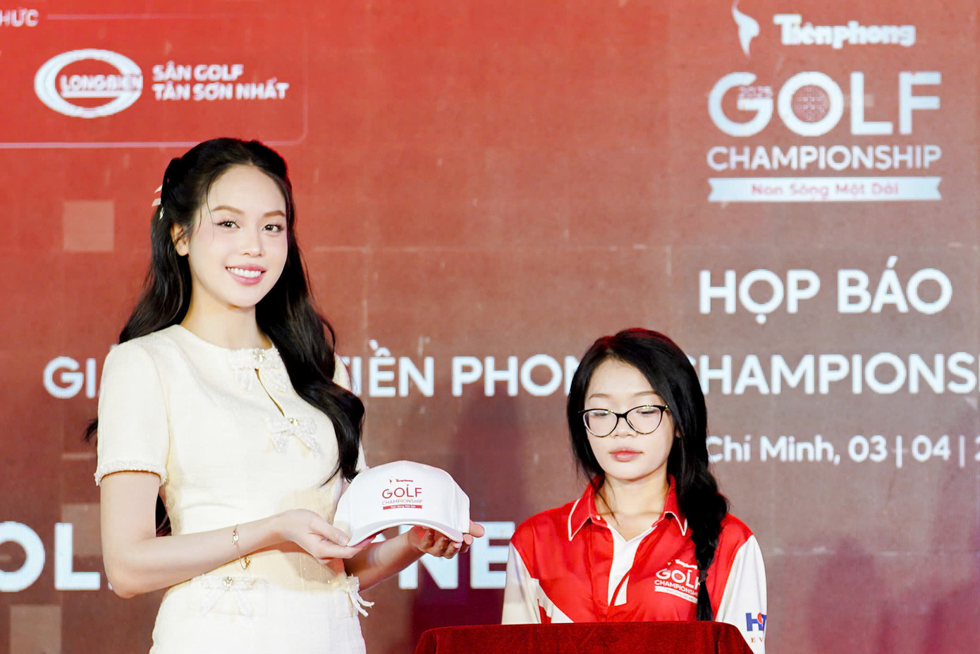 Đại sứ Thanh Thủy, Phương Anh và Ngọc Thảo giới thiệu trang phục chính thức của golf thủ khi tham gia giải đấu do Báo Tiền Phong tổ chức.